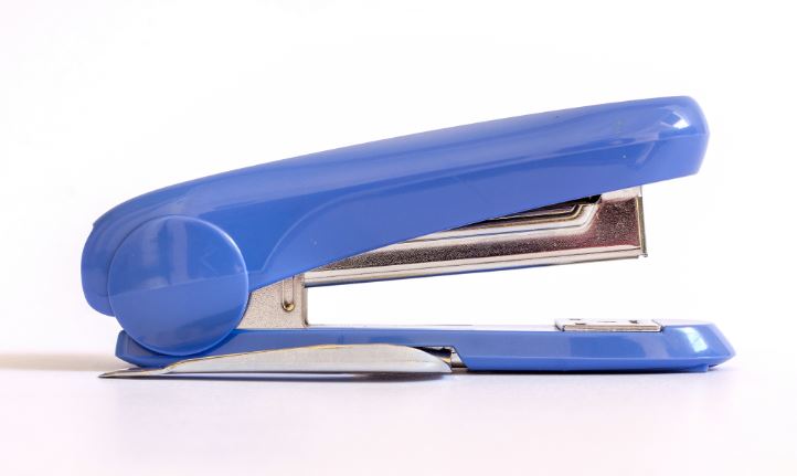 Rekomendasi stapler merk SDI berbagai ukuran dan ada yang double strip, pilih warna dan kapasitas bisa mencapai 30 lembar.